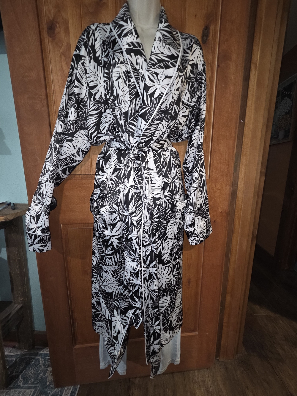 INC International Concepts Black‎ & White Leaf Print Satin Robe